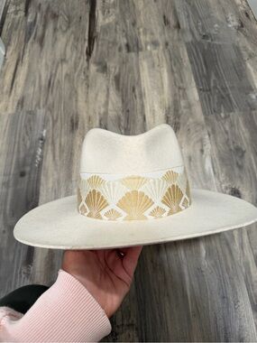 Olive & pique White Wide-Brim Fedora Hat with Gold seashell Embroidered band new